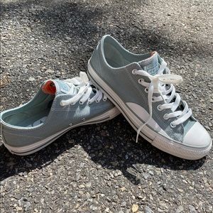 Men’s size 9 Converse low top, Like new. Worn once